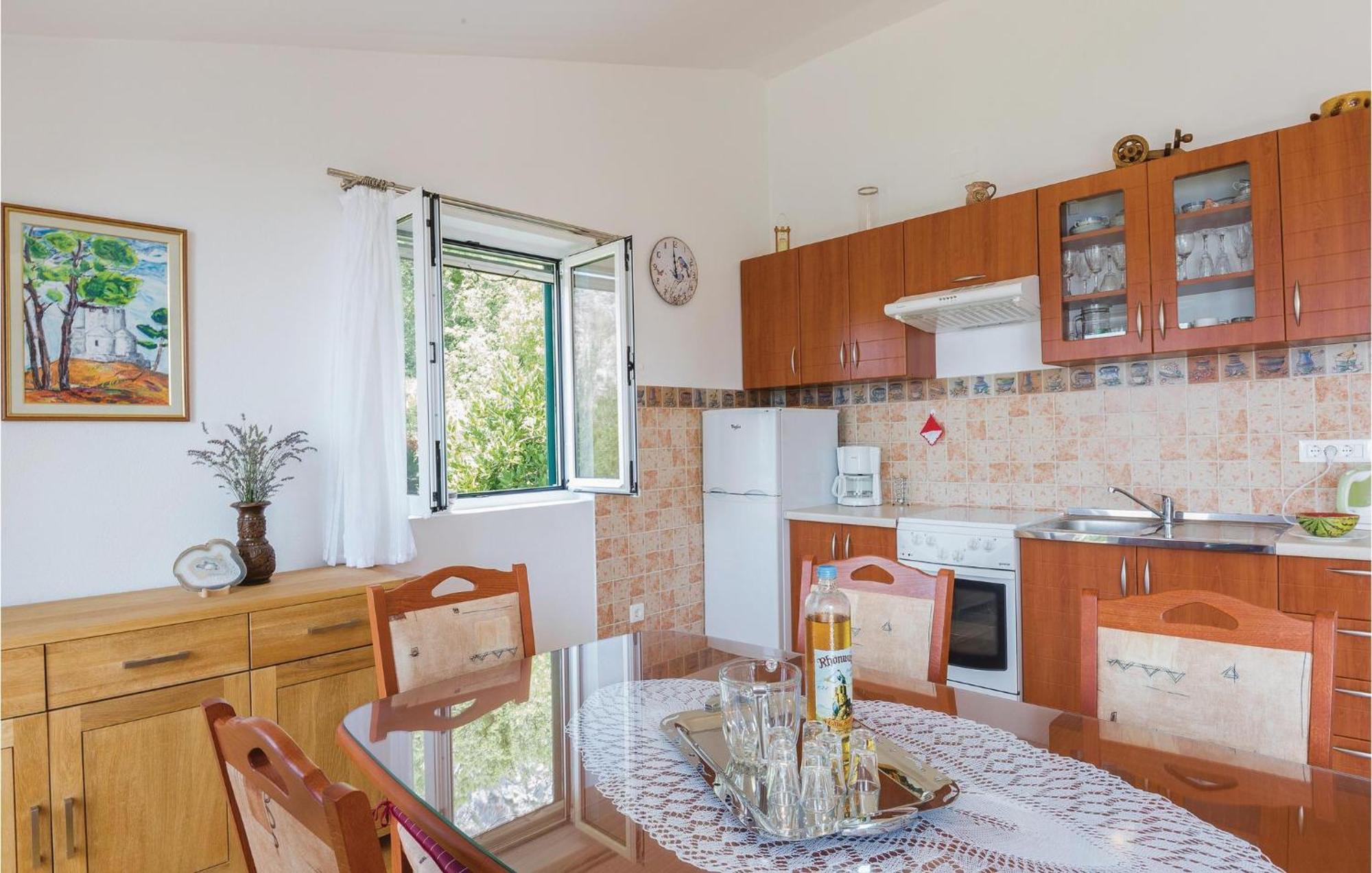 2 Bedroom Awesome Home In Gornje Tučepi エクステリア 写真